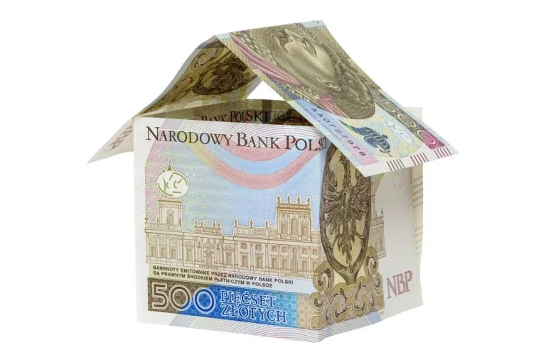xx model house made from 500 pln banknotes P8HN4EK 768x510